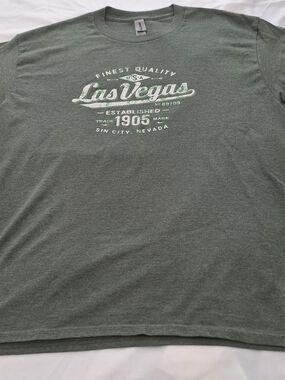 Gildan Heavy Cotton Men’s L Green Las Vegas Graphic Print Crew Neck Tee